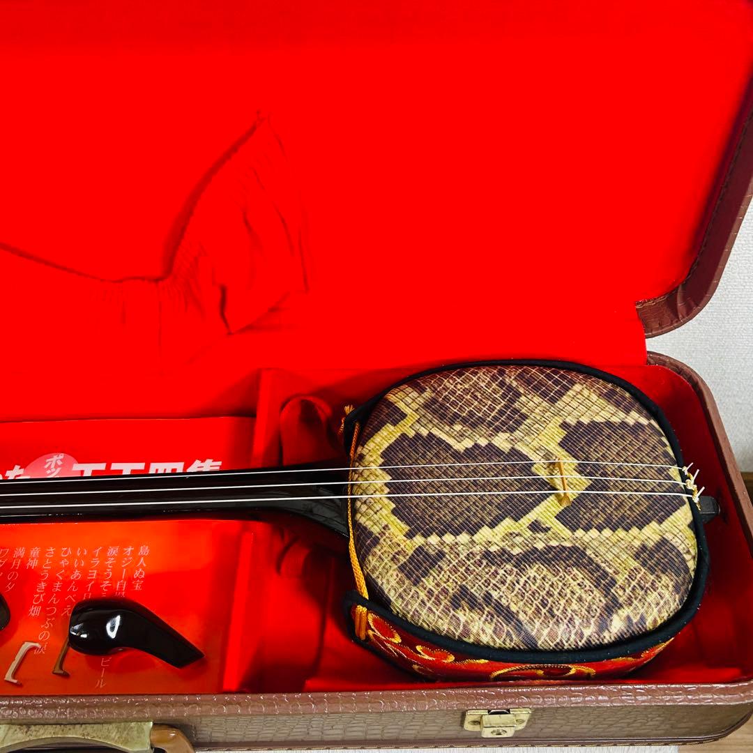【美品】沖縄三線 三味線 人工革 合皮 ヘビ柄　ハードケース付 民族楽器 弦楽器