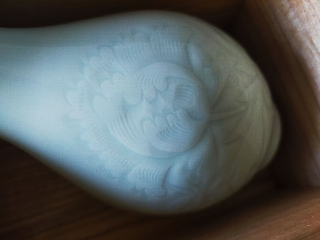 【角谷英明】作家物　箱付き　白磁　牡丹彫鶴首花瓶