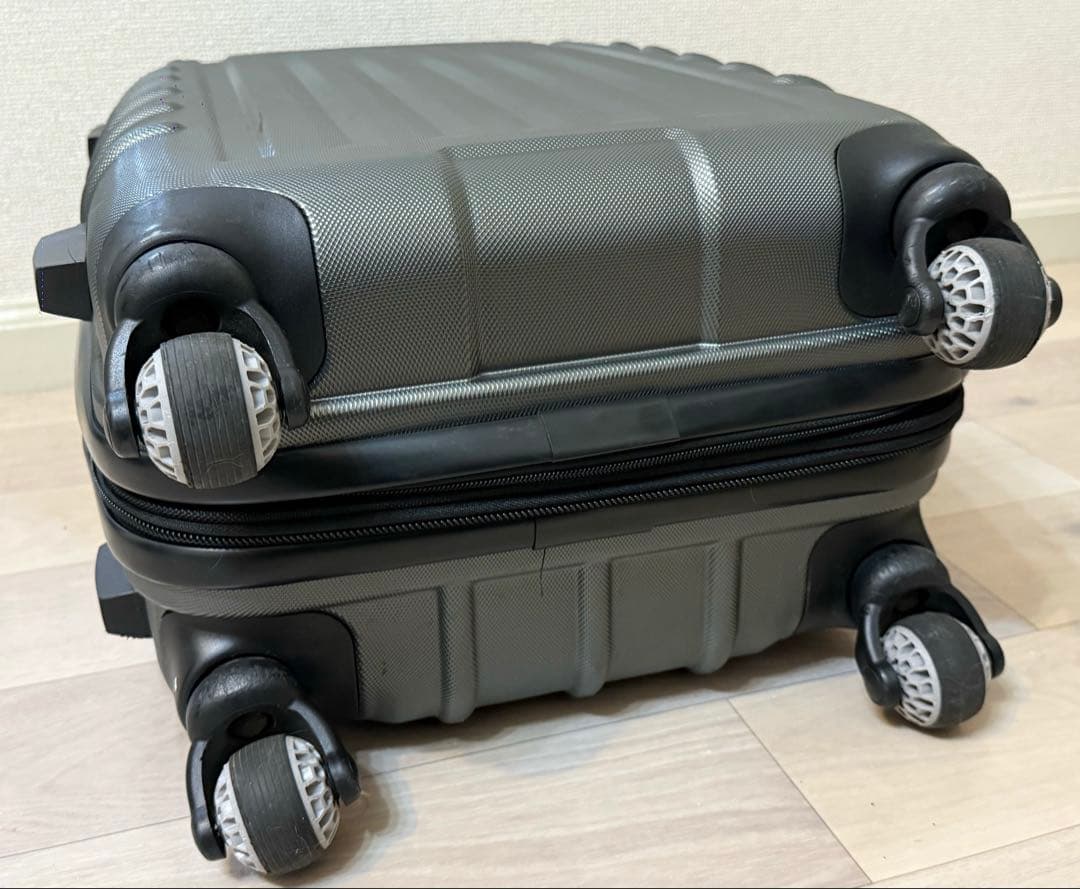 T*n様 Samsonite グレー キャリーケース 4輪