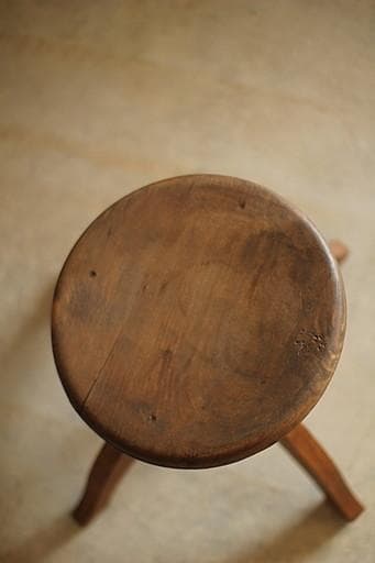 古い木製の回転丸椅子