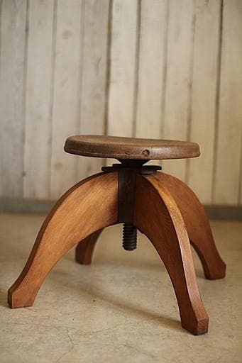 古い木製の回転丸椅子