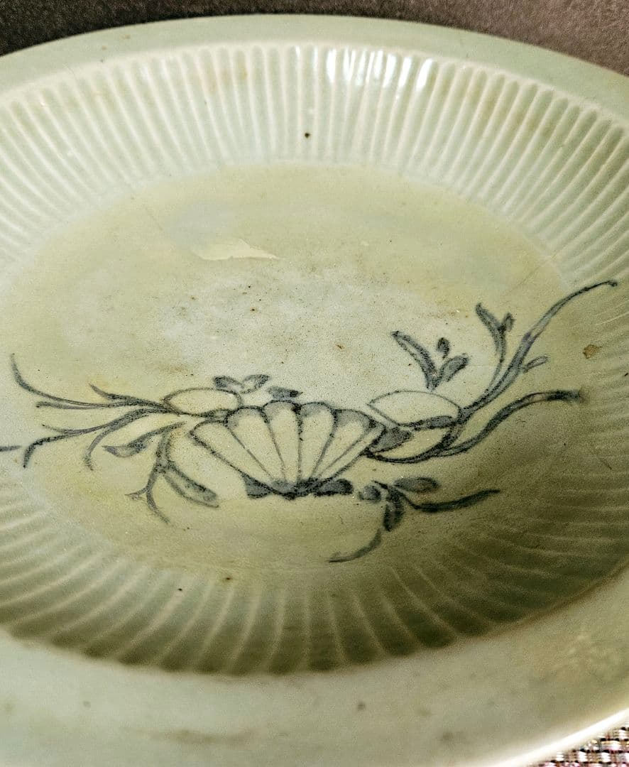 【本物保証❗】名品❗江戸時代初期　 初期伊万里青磁　鎬造　29.8cm三脚大兜鉢