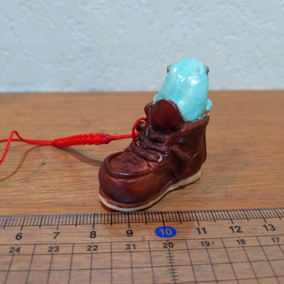 【おもちゃの靴に入って寛ぐイエアメガエル 根付】有名原型師製作品 手塗り一点物