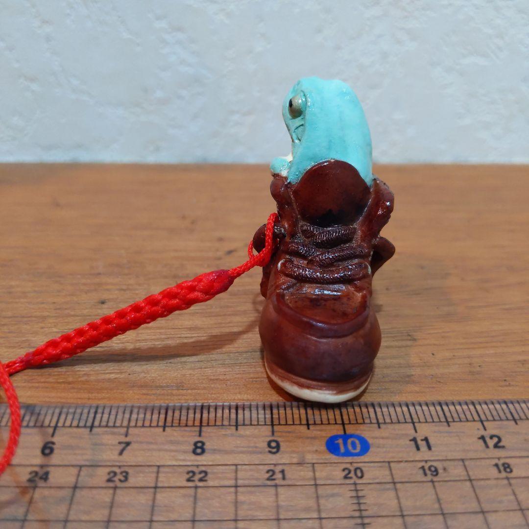 【おもちゃの靴に入って寛ぐイエアメガエル 根付】有名原型師製作品 手塗り一点物
