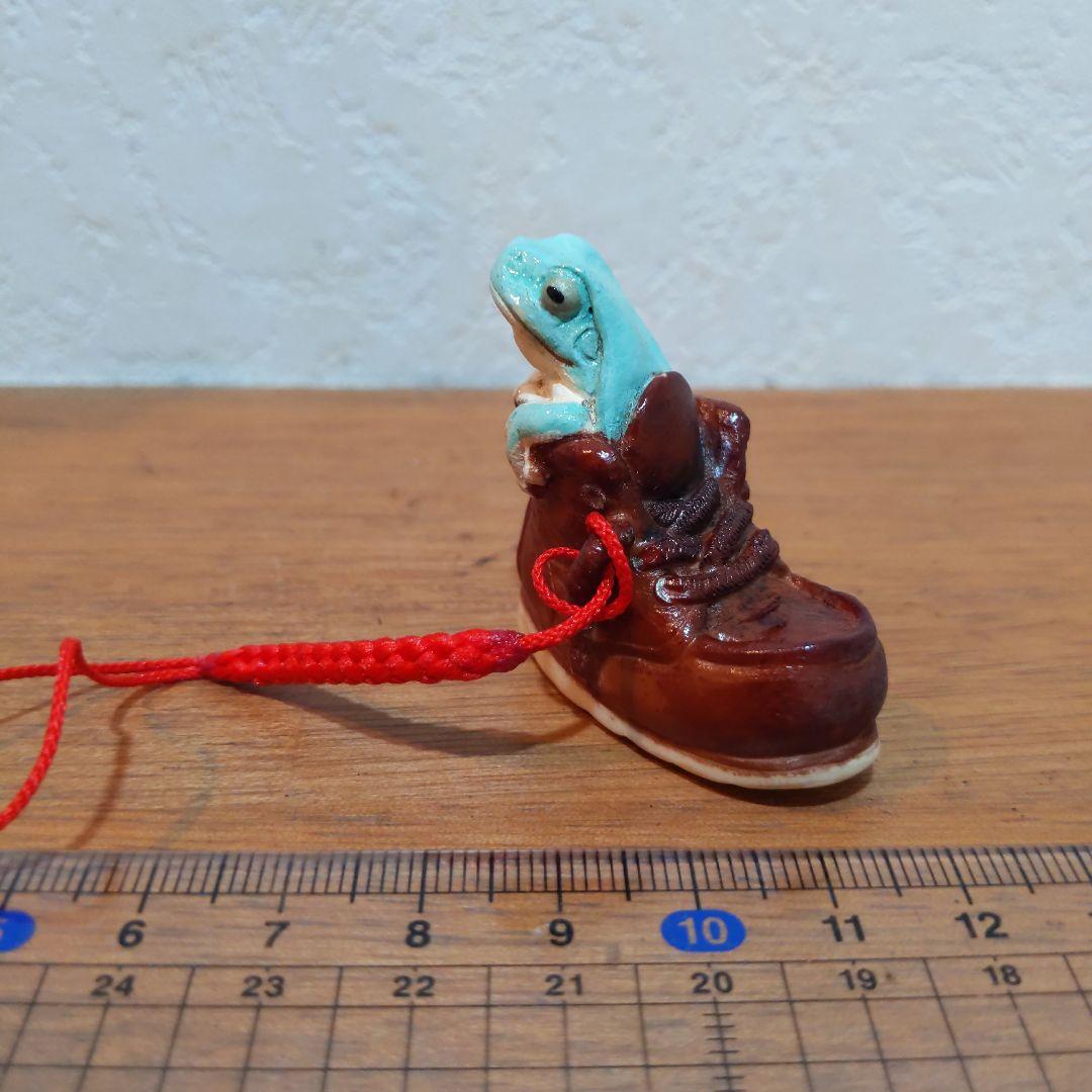【おもちゃの靴に入って寛ぐイエアメガエル 根付】有名原型師製作品 手塗り一点物