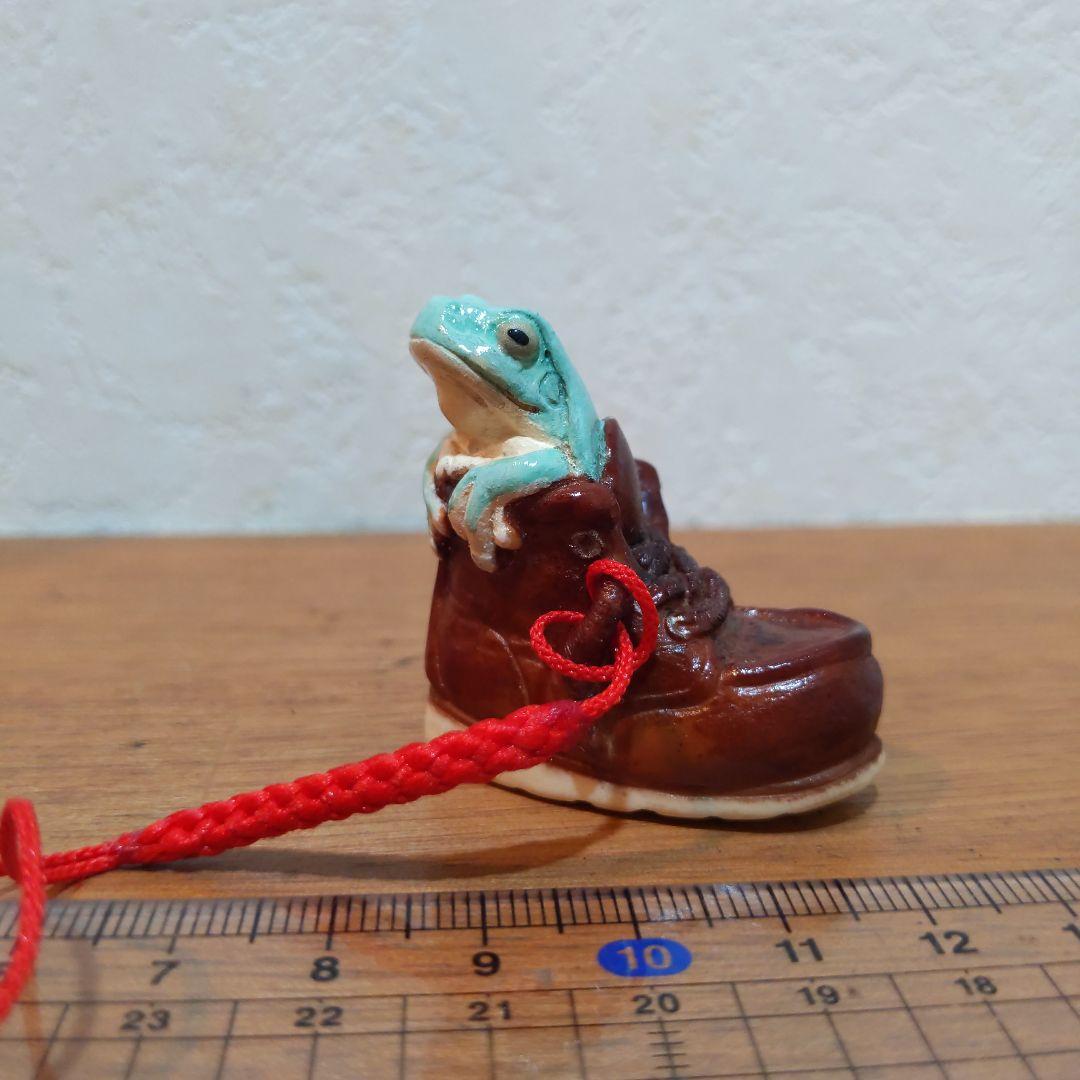【おもちゃの靴に入って寛ぐイエアメガエル 根付】有名原型師製作品 手塗り一点物