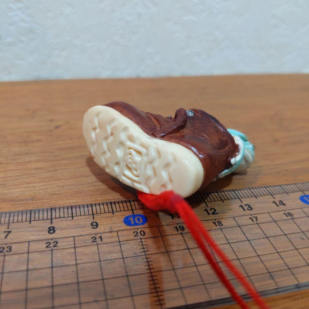 【おもちゃの靴に入って寛ぐイエアメガエル 根付】有名原型師製作品 手塗り一点物