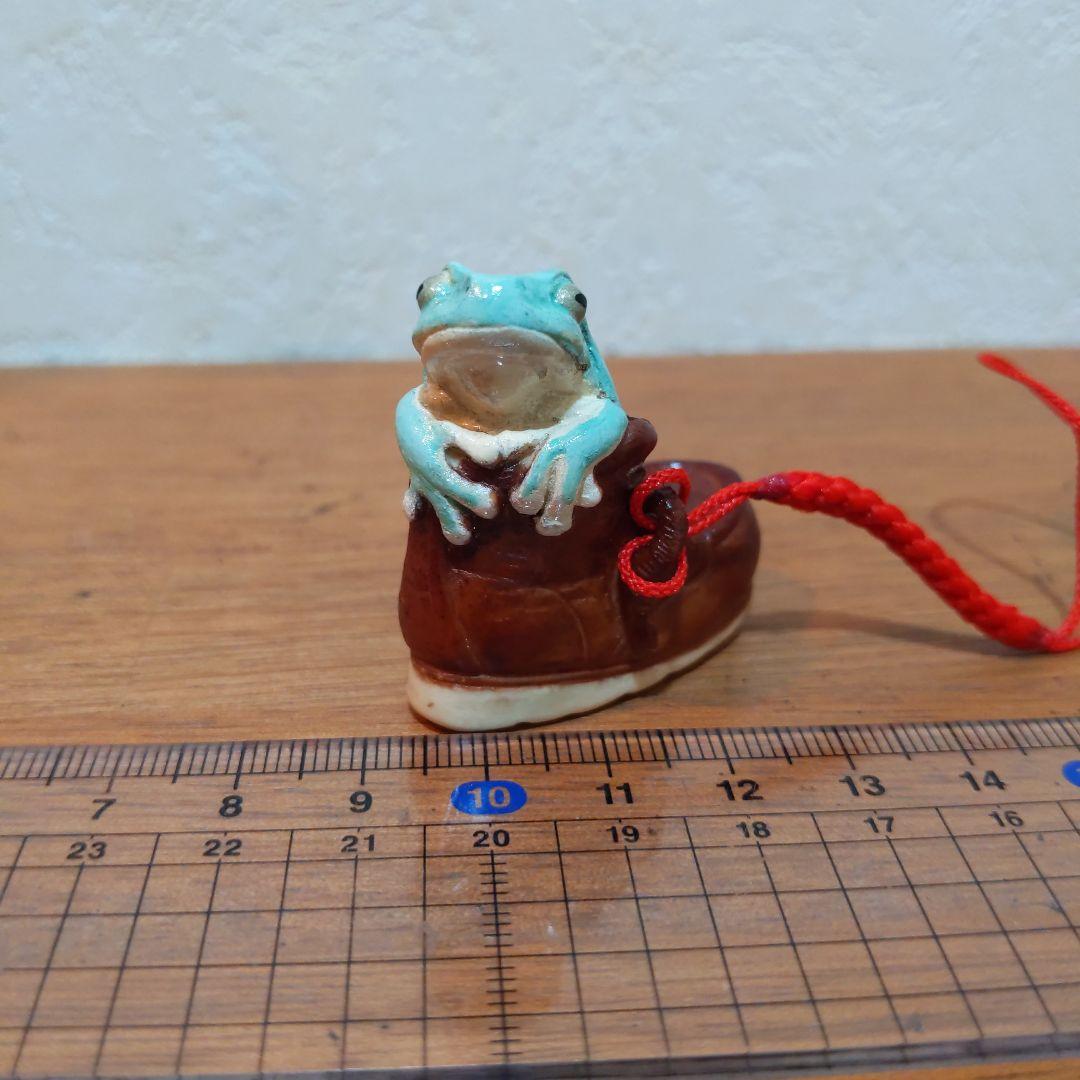 【おもちゃの靴に入って寛ぐイエアメガエル 根付】有名原型師製作品 手塗り一点物