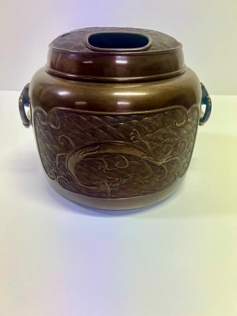 青銅製 茶釜 波と魚の彫刻