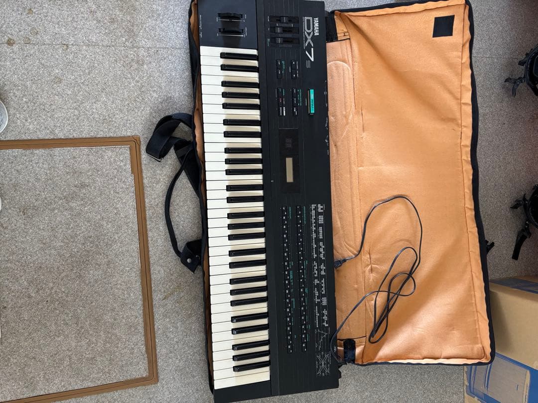 Yamaha DX7s シンセサイザー 本体とケース