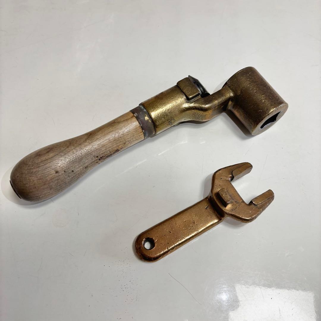 電車 ブレーキハンドルと工具