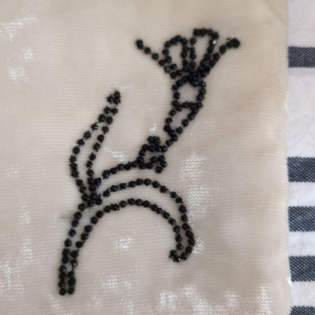 ｕｓｅｄ　ＰＲＡＤＡ　ビーズ刺繍　パーティー　手提げバッグ　アイボリー✕ブラック