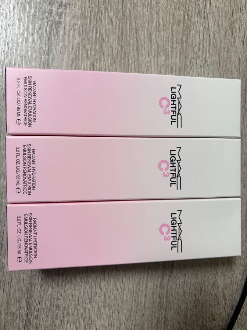 新品未使用MAC LIGHTFUL C3 乳液　3点