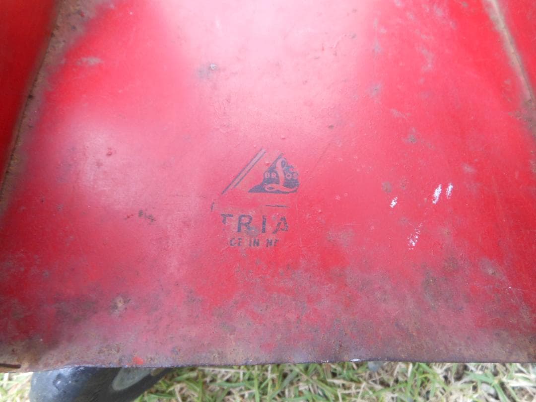 赤い トライアングクレーン　移動式クレーン　モバイルクレーン