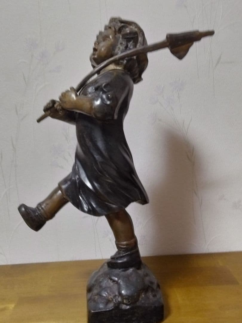 ブロンズ像　旗を持って行進する少女