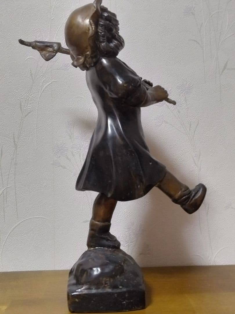 ブロンズ像　旗を持って行進する少女