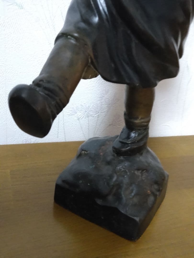 ブロンズ像　旗を持って行進する少女