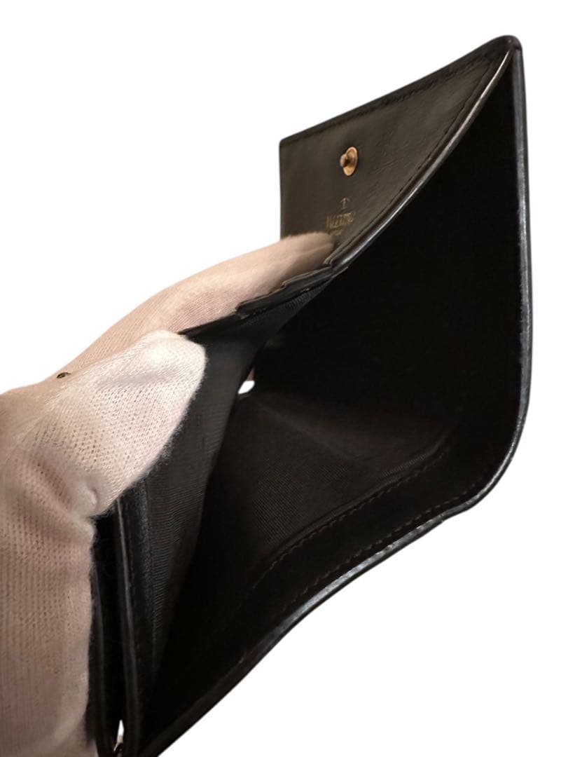 VALENTINO，ヴァレンティノガラヴァーニ 黒 レザー 二つ折り財布ブラック