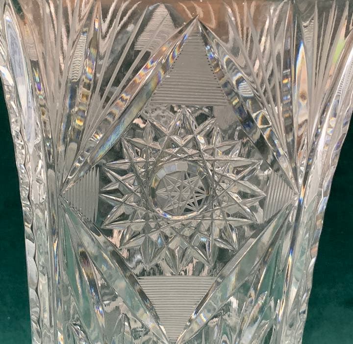 ボヘミアン カットグラスの花瓶、ガラス工芸品