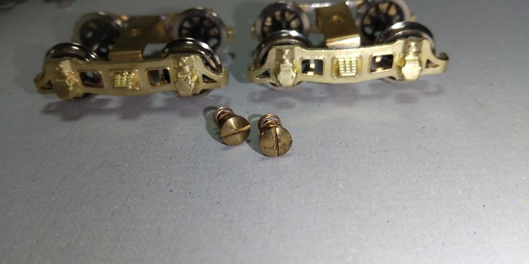 二軸先台車。 従台車 (2種)。テンダー台車(2種)、他パーツ。鉄道模型