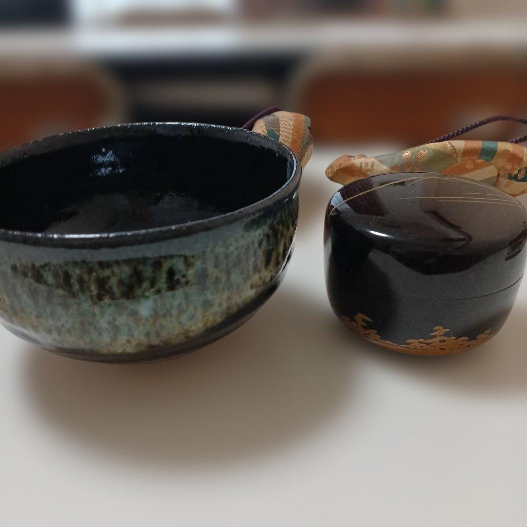 お茶道具、茶箱、銀漆花紋、輪島塗。蓋に補修の後あり、最後に、2枚写真あり。