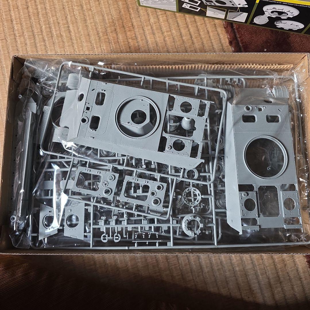 ドラゴン　トランペッター　パンターF IV号弾薬運搬車F型　セット