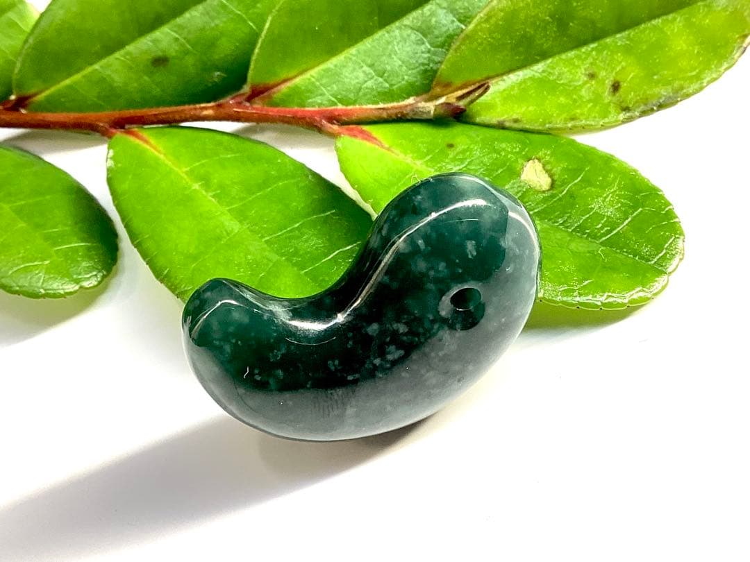 糸魚川翡翠コン沢青 勾玉　コレクションに‼️ 買って損無しの高額商品を　本物保証品