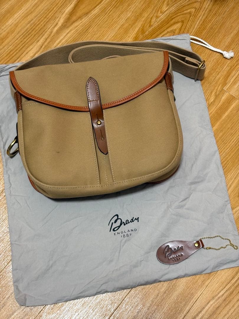 Brady ショルダーバッグ ベージュ