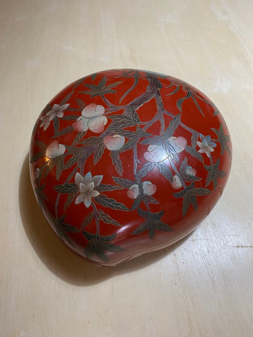 中国骨董:赤い漆器の蓋もの(桃の実と花)