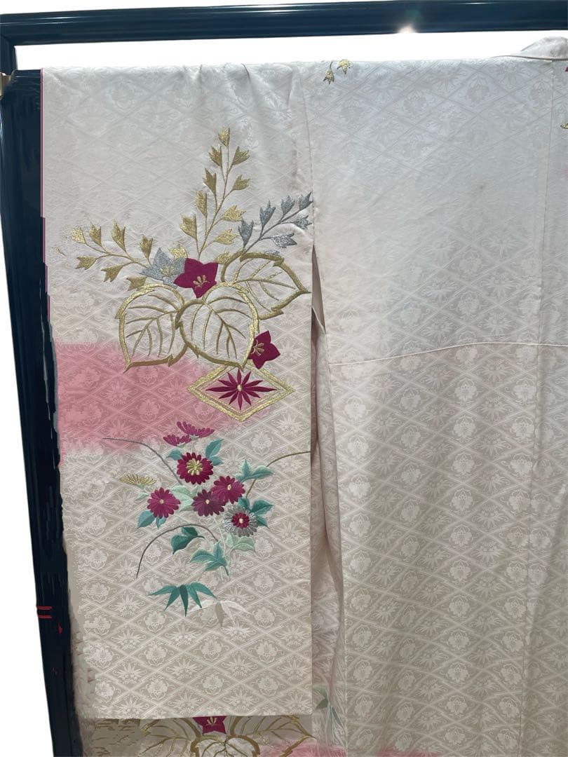 【振袖 】白ピンク 花柄刺繍　アンティーク着物(振袖単品にて出品)