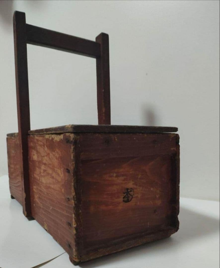 当時のままの出前籠（実物）