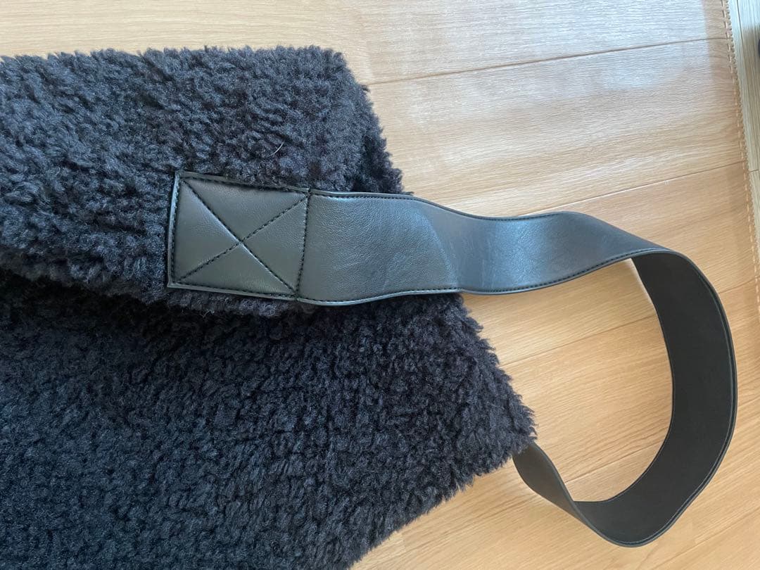 ジ*〜様 アンヌーク　anuke 黒いファーショルダーバッグ