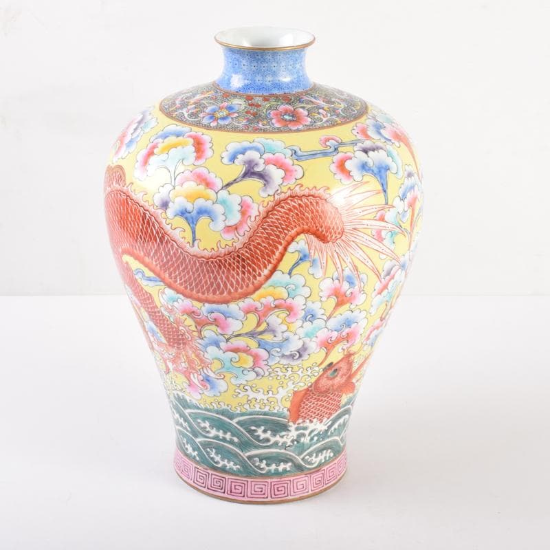 中国　大清乾隆年製　粉彩　雲龍花草魚文瓶　梅瓶　C　7020A