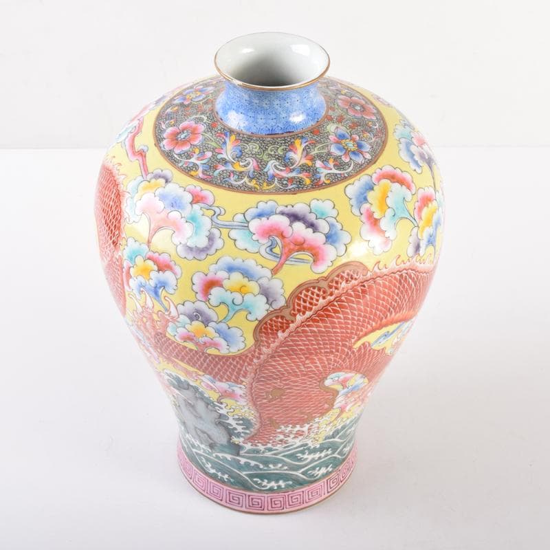 中国　大清乾隆年製　粉彩　雲龍花草魚文瓶　梅瓶　C　7020A