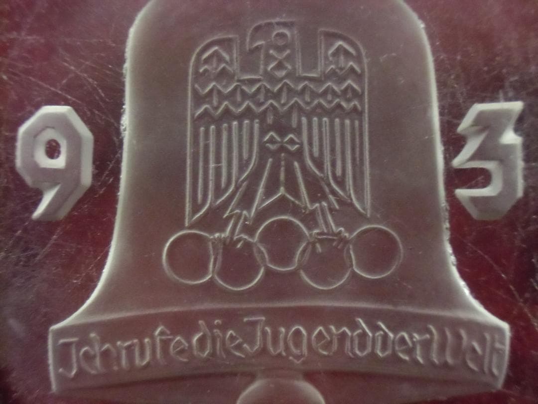 ⊞ドイツ軍＊ベルリンオリンピック＊型押しガラス灰皿（実物）