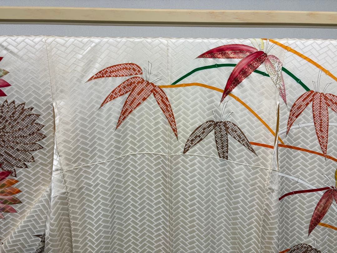 A5 高島屋扱い 笹に金駒刺繍の菊模様 白 金彩 正絹 袷 振袖 着物 K12