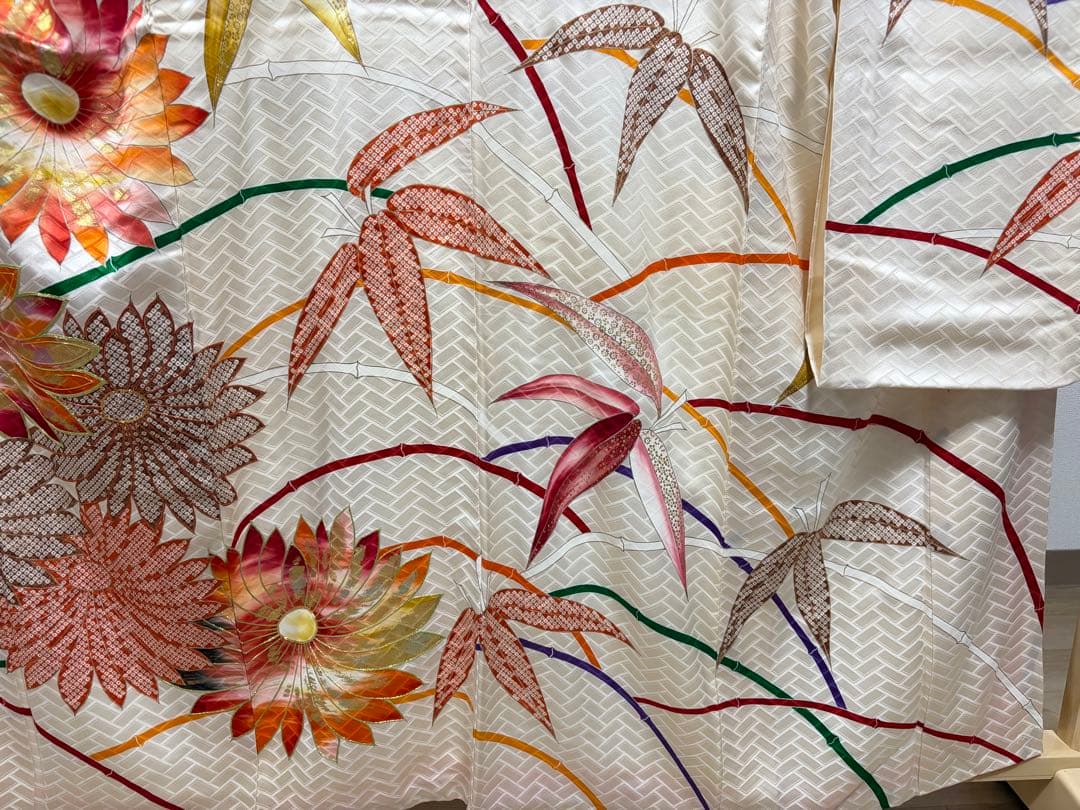 A5 高島屋扱い 笹に金駒刺繍の菊模様 白 金彩 正絹 袷 振袖 着物 K12