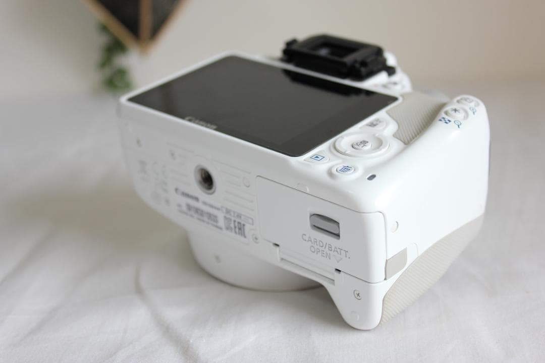 Canon Kiss X7 ホワイト 標準ズームセット 一眼レフカメラ