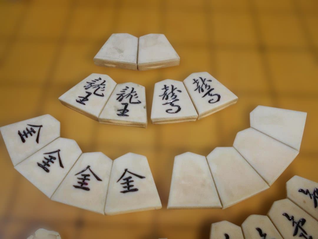 将棋盤脚付き5寸／本榧／板目／盤カバー付き／駒台／※難有