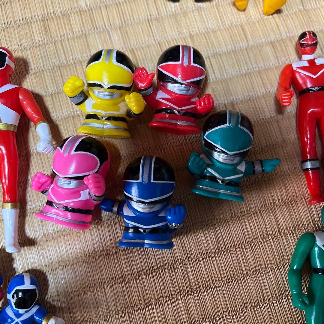 戦隊ヒーローフィギュアとロボットセット