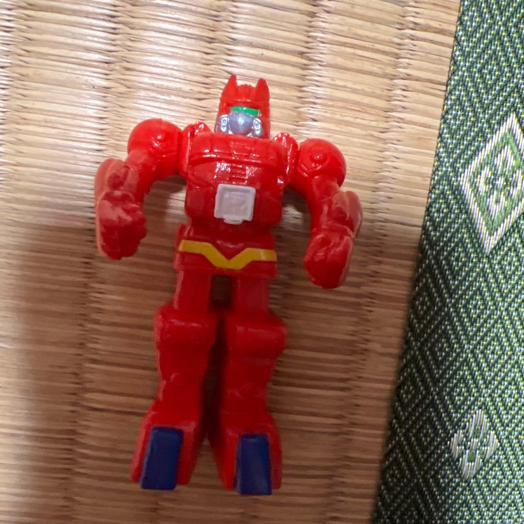 戦隊ヒーローフィギュアとロボットセット