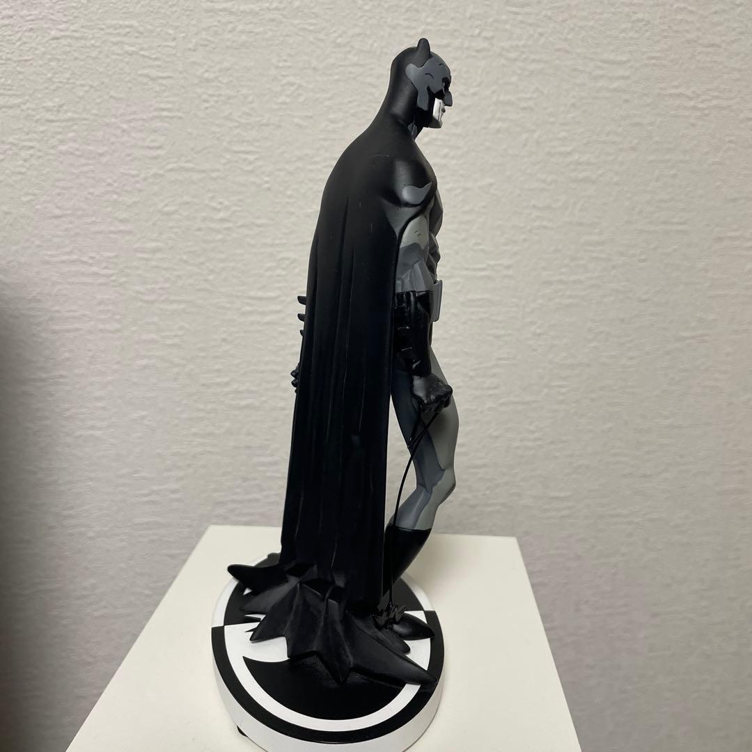 ＤＣバットマン ブラック＆ホワイト フィギュア マイク・ミニョーラ スタチュー