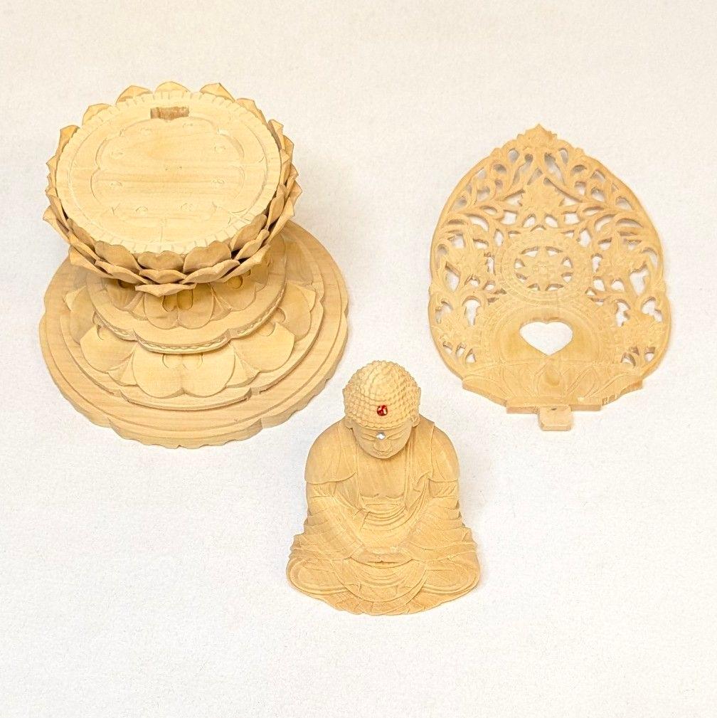 【フォロー割・新品】 釈迦如来座像　黄楊　総高さ約15.5㎝　丸形台座付　釈迦