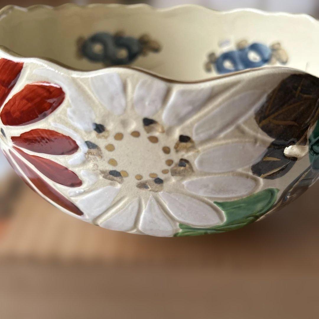 赤と緑の花模様の菓子鉢