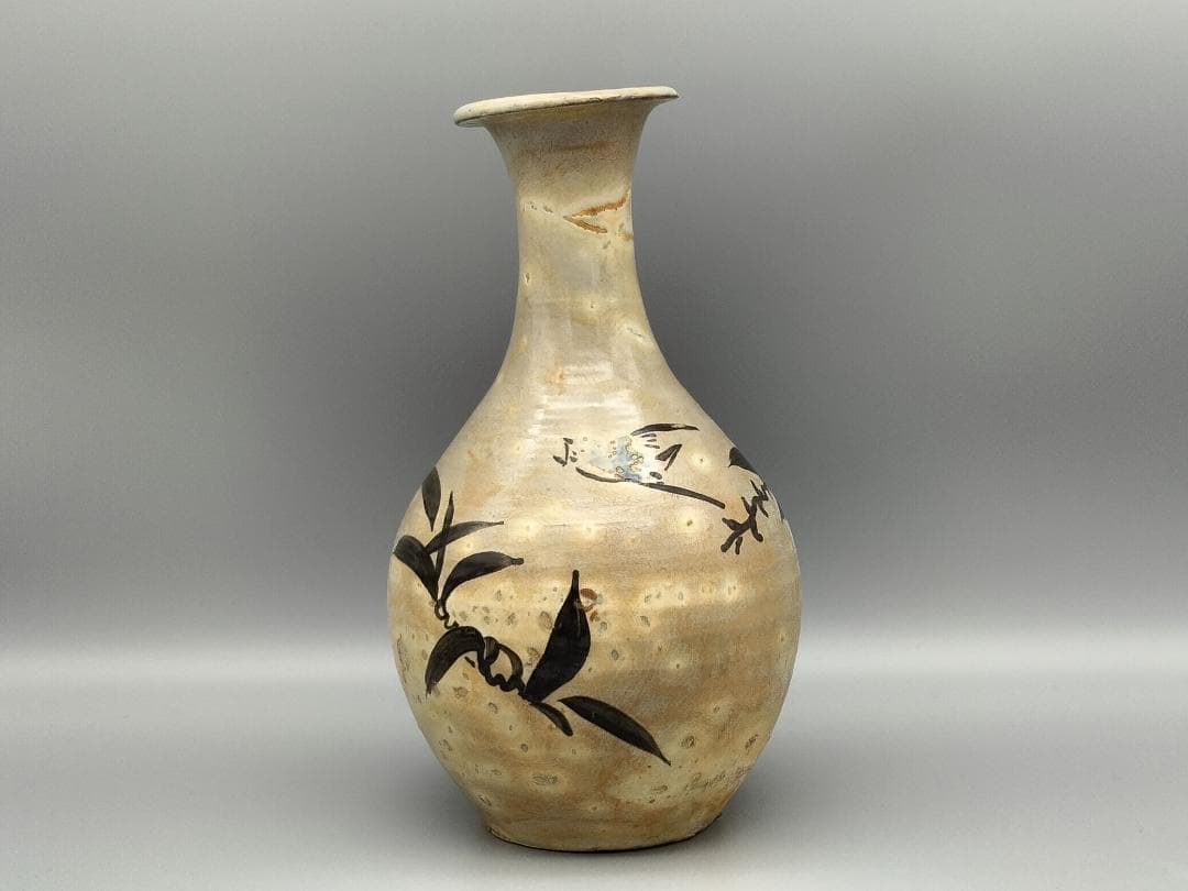 磁州窯 白地鉄絵飛雀草文徳利瓶　玉壺春形瓶