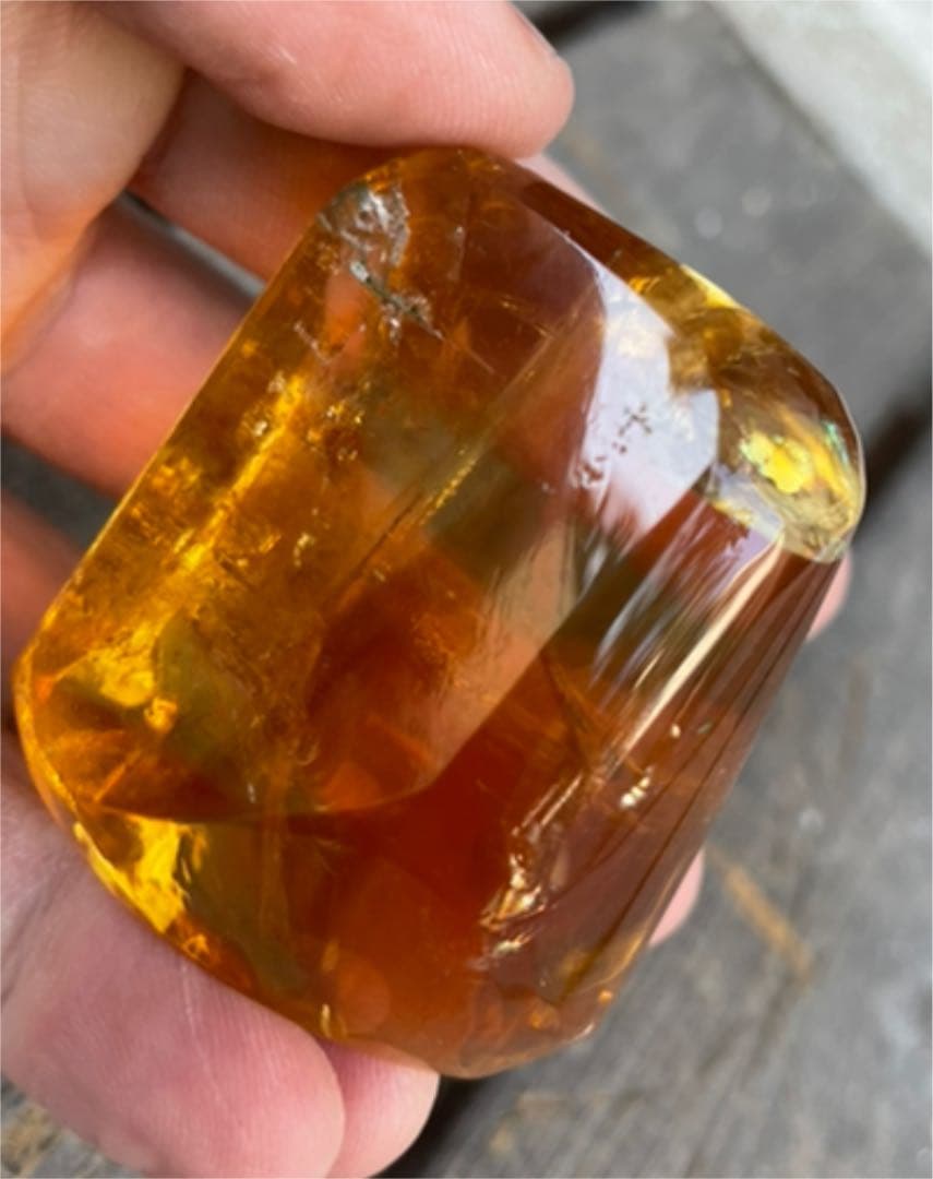 インペリアルトパーズ　710ct 未鑑定　色石