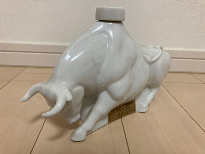 三楽 オーシャン オーシャン ウイスキー 闘牛 雄牛 600ml 重さ1137g