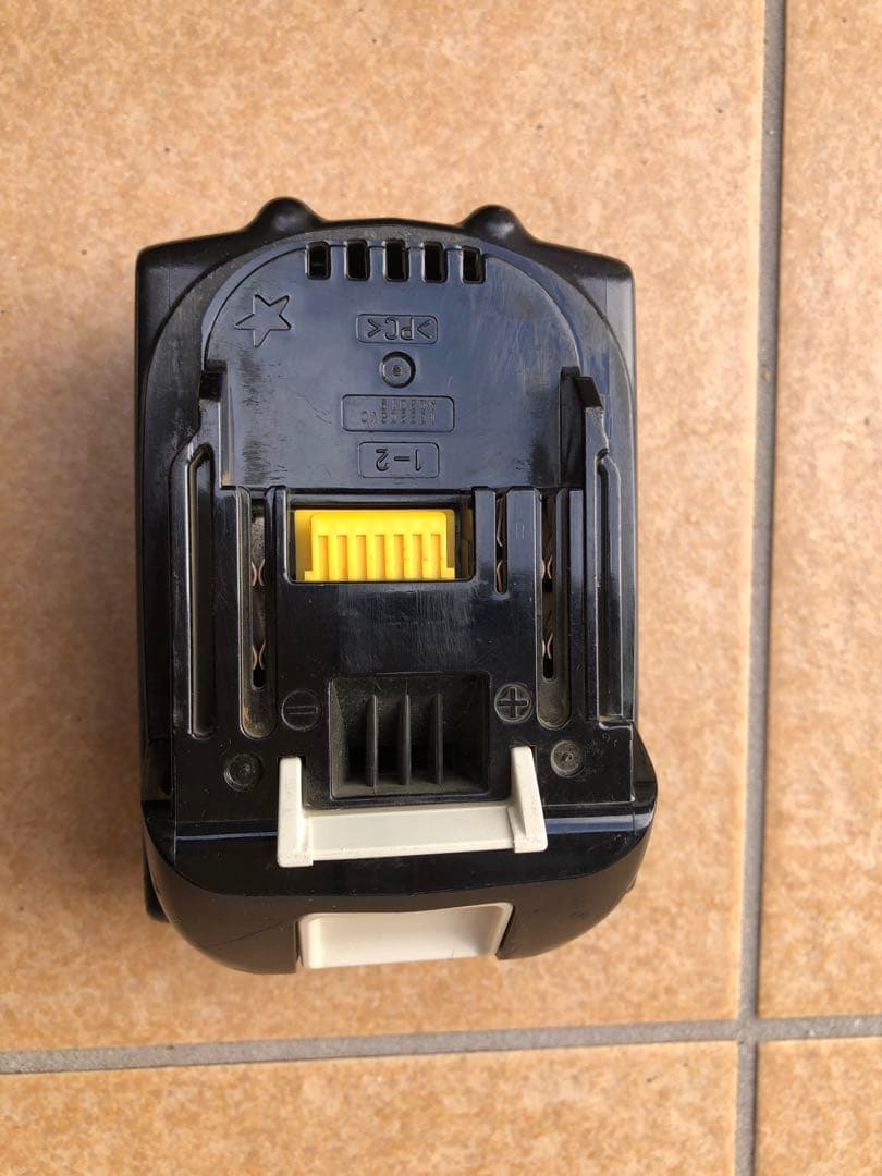 Makita 掃除機充電式クリーナー 本体CL182FDバッテリー＆充電器セット