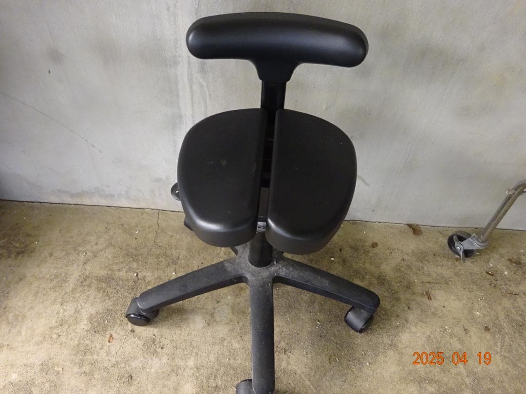 黒いオフィスチェア 可動式アームレスト付き