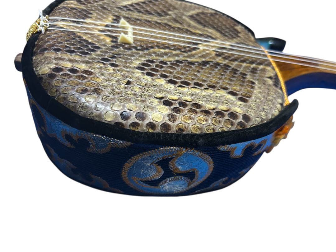 六線　琉球　 沖縄三線 蛇皮 民族楽器 破れ補修済み　沖縄伝統楽器　バチ付き